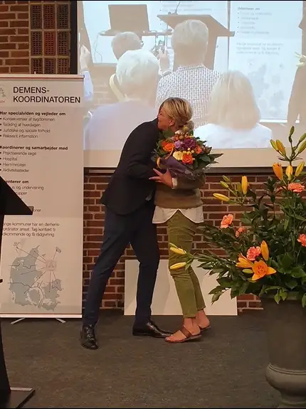 Billede af ministerens overr&aelig;kkelse af demensprisen