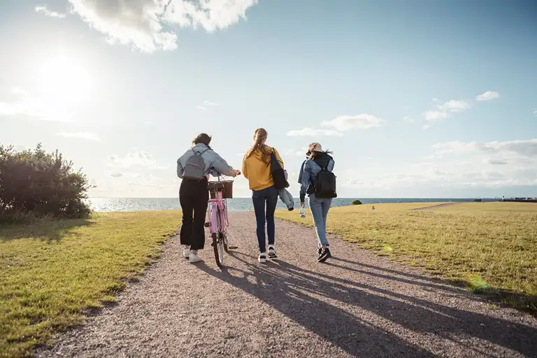 3 piger på vej til stranden